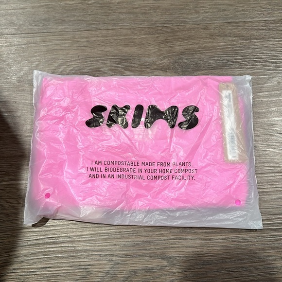 SKIMS Fits Everybody T-Shirt - Picture 3 of 4